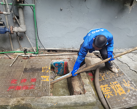 秦安清掏化粪池